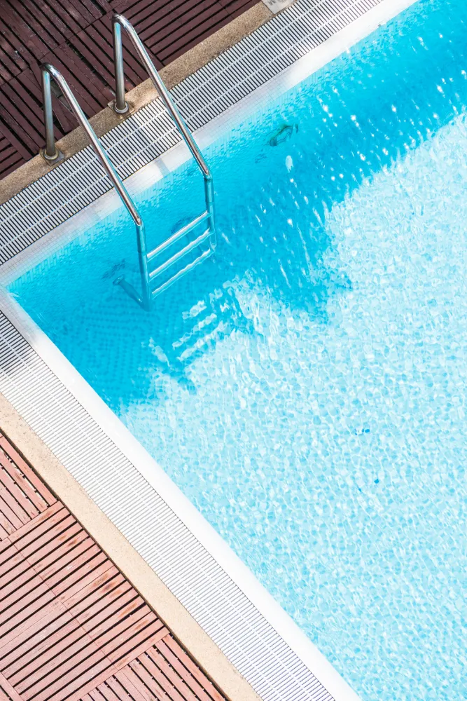Blick von oben auf einen klaren, blauen Pool